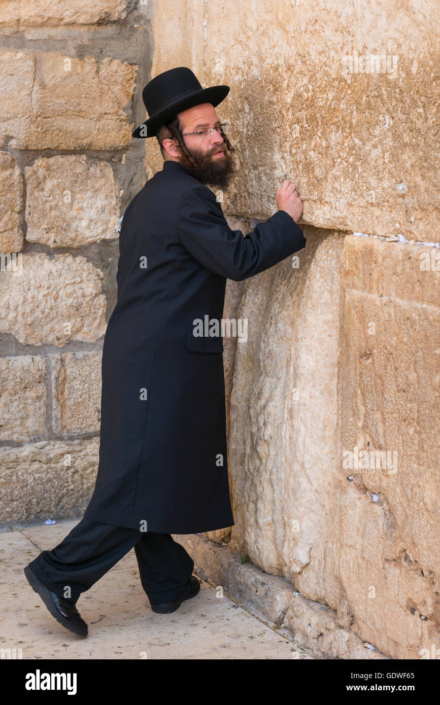 Israel Jerusalem Old City Western Wall religious orthodox Jew Jewish Haredi Hasidic Jew Jewish man black hat praying by wall Stock Photo