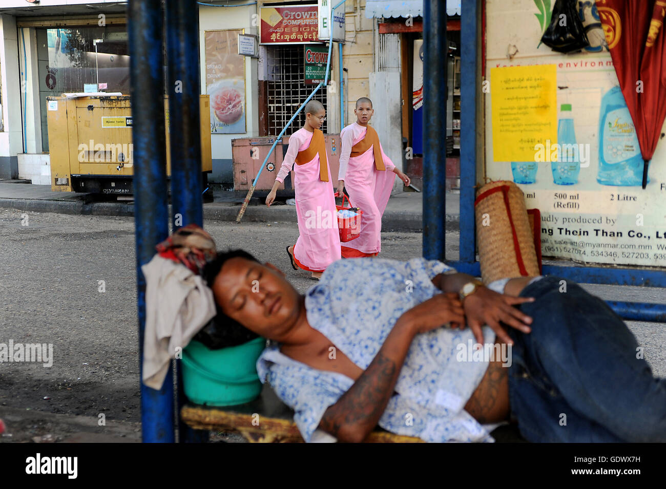 Homeless Bus Stop Homeless man sleeping bus stop hi-res stock photography and images - Alamy
