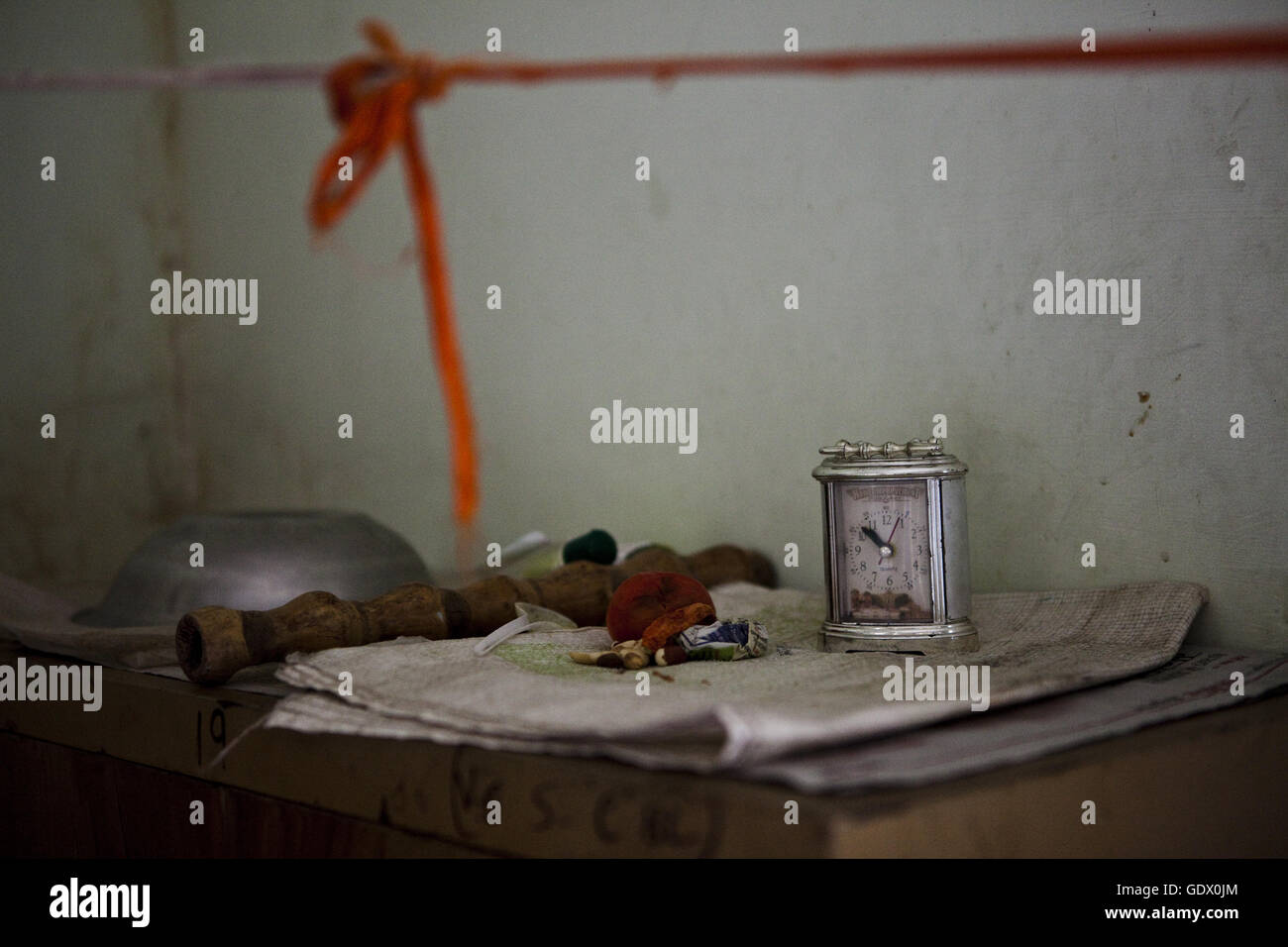 Die persönlichen Habseligkeiten einer indischen Witwe liegen auf ihrem Schränkchen in ihrem Mehrbettzummer im Ma Dham Ashram in Stock Photo