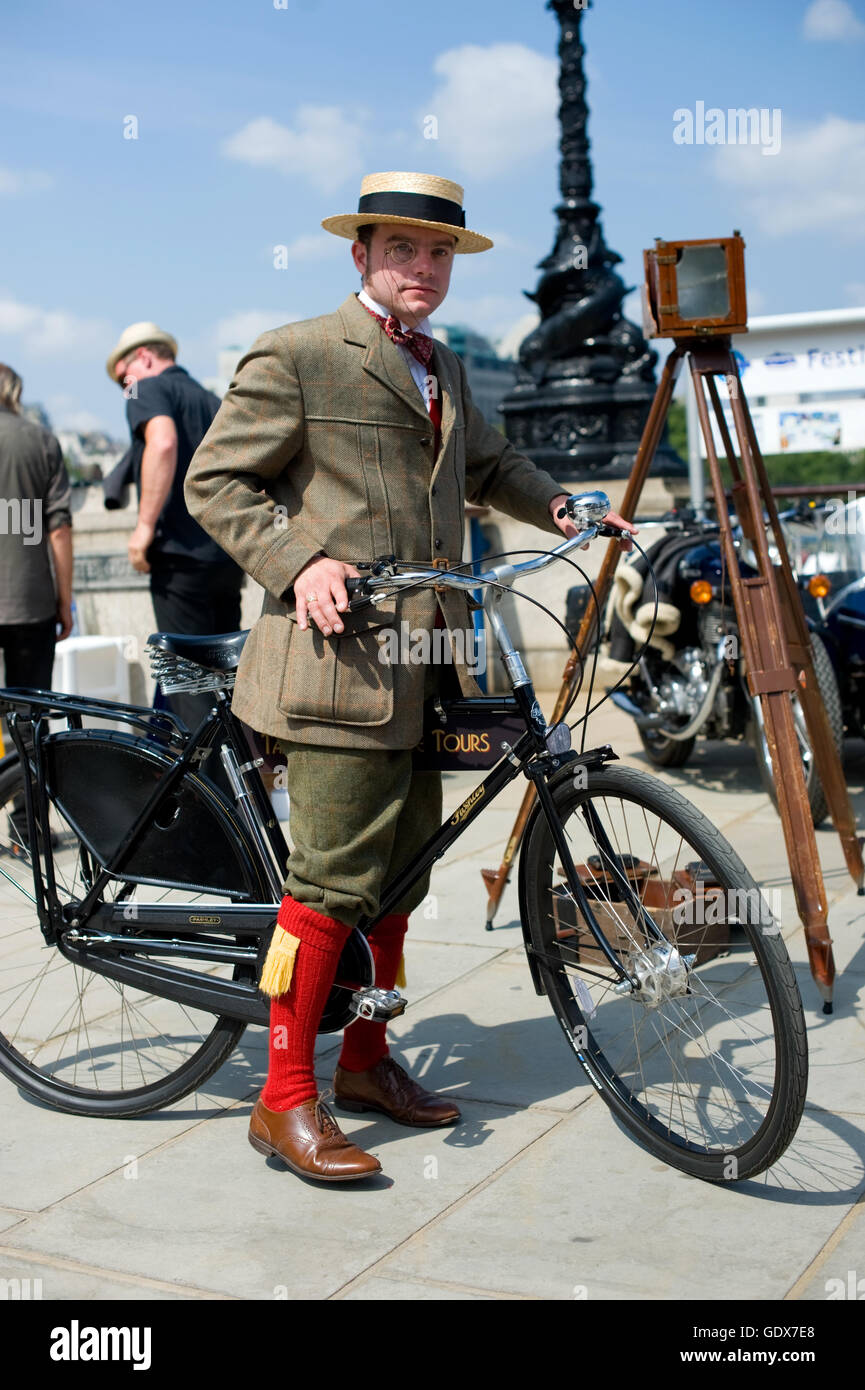 Rupert Bell of Tally Ho cycle tours conducts guided cycle tours on vintage Pashley bikes around London Stock Photo Alamy