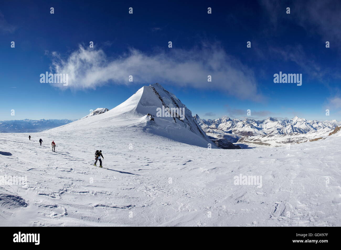 geography / travel, Switzerland, Skiers on the Lys pass (4248m) between  Lyskam and Mont Rose, Zermatt, Valais,  Additional-Rights-Clearance-Info-Not-Available Stock Photo - Alamy