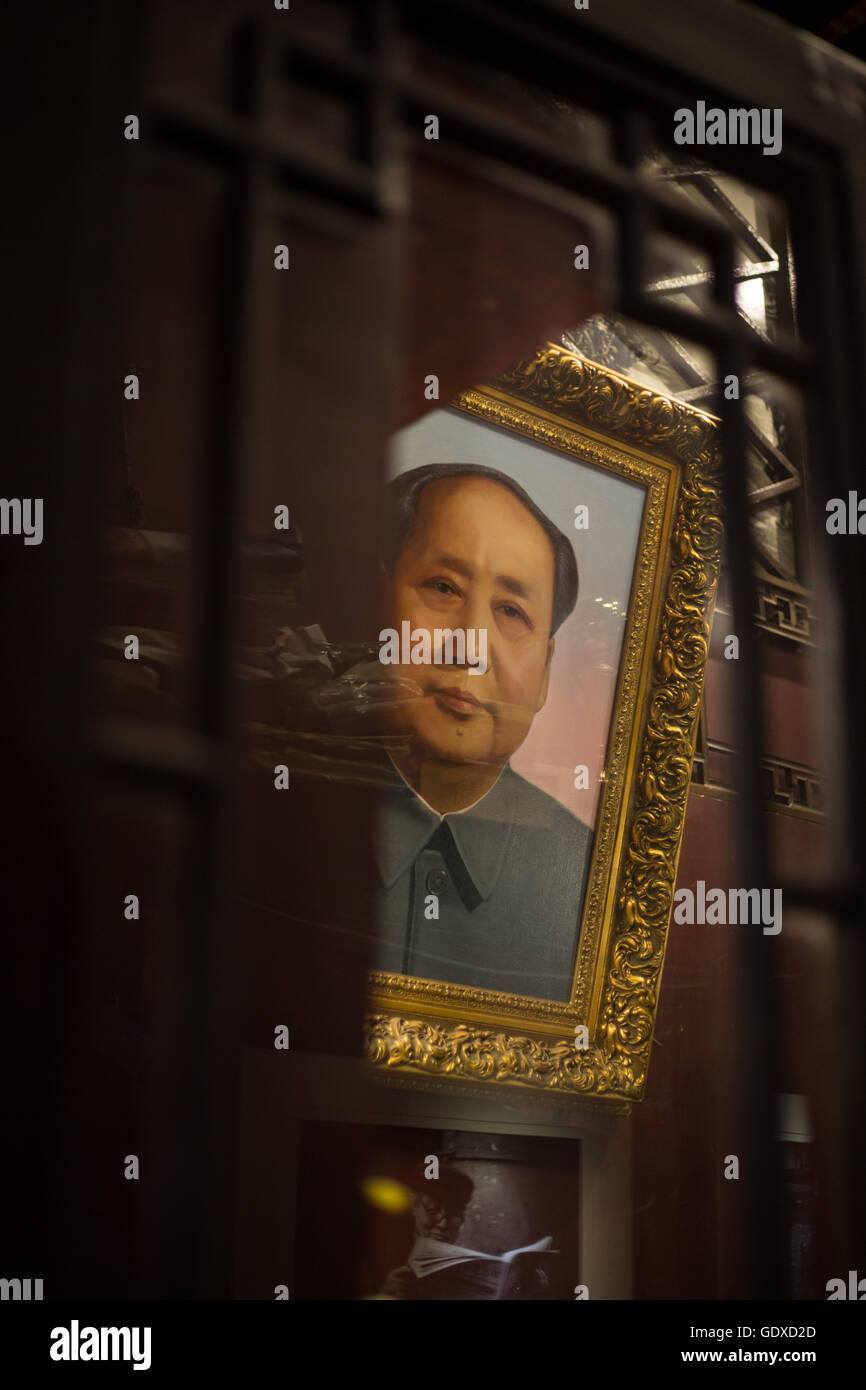 Mao Tse Tung (Mao ZeDong), framed painting hangs in a bar in the Dashilar hutong/street area, in Beijing, China Stock Photo