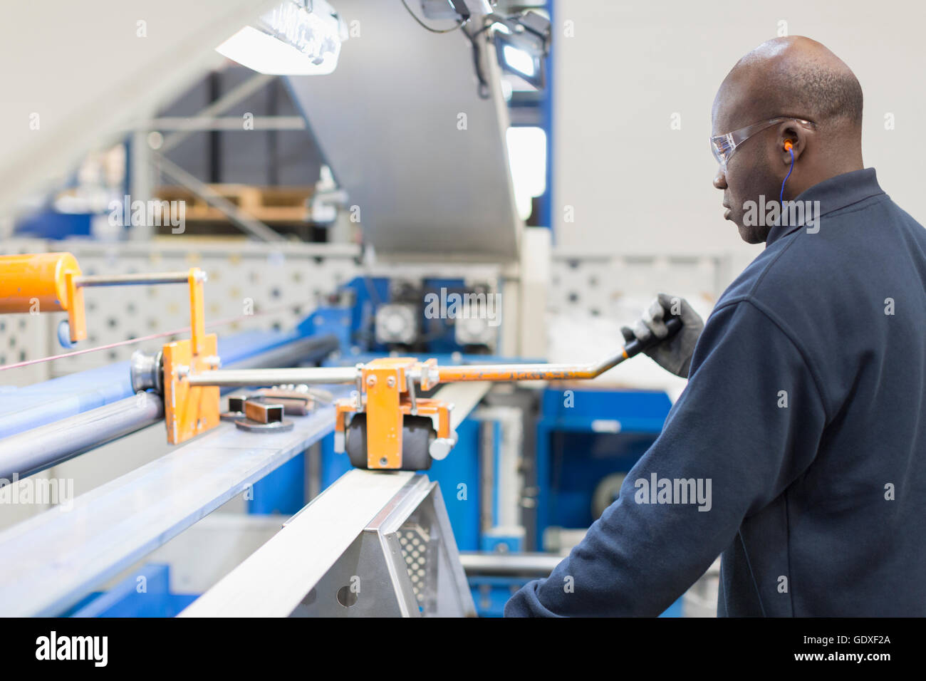 Worker operating metal press hi-res stock photography and images - Alamy