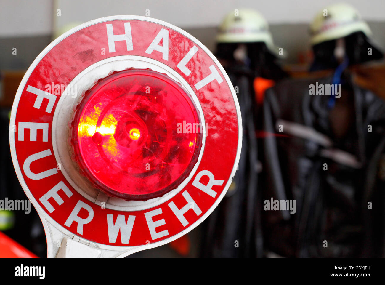 MILAN, ITALY - CIRCA DECEMBER 2017: Signalling disc of Italian paramilitary  corps Carabinieri. Ministero della Difesa means Ministry of Defence Stock  Photo - Alamy