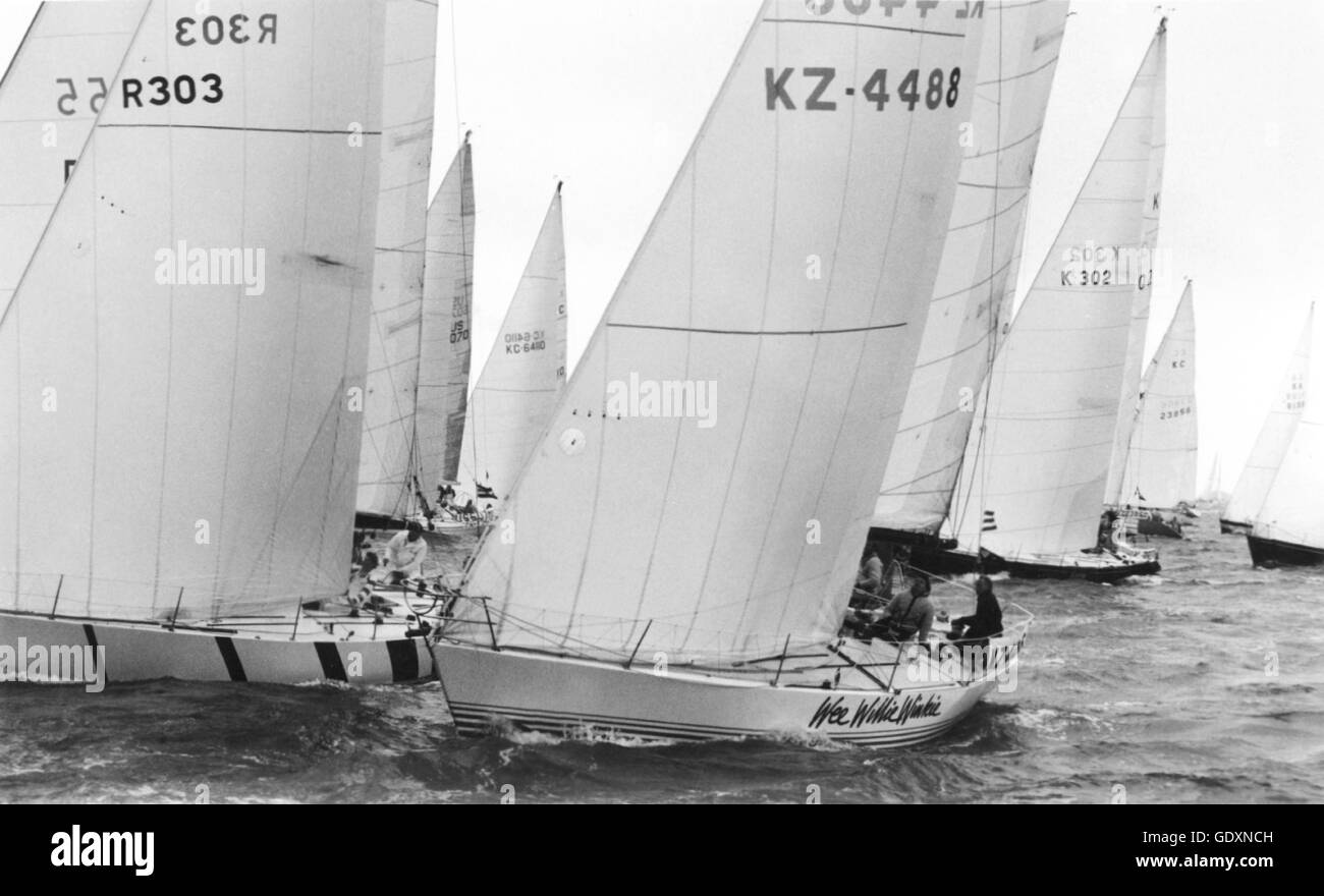AJAXNETPHOTO. AUGUST, 1981. COWES, ENGLAND. - ADMIRAL'S CUP FASTNET RACE START - L-R; HITCHHIKER (R303 P BRIGGS) AND WEE WILLIE WINKIE  (KZ4488 S BRENTNALL) WERE AMONG THE 48 CUP STARTERS FOR THE 605 MILE LONG FASTNET RACE OFF COWES. LIGHT NORTHERLY BREEZES FAVOURED BOATS CLOSEST TO THE MAINLAND SHORE FOR THE RUN OUT THROUGH THE NEEDLES CHANNEL. PHOTO:JONATHAN EASTLAND/AJAX  REF:()YAR FASTNET ADC 1981 2 Stock Photo