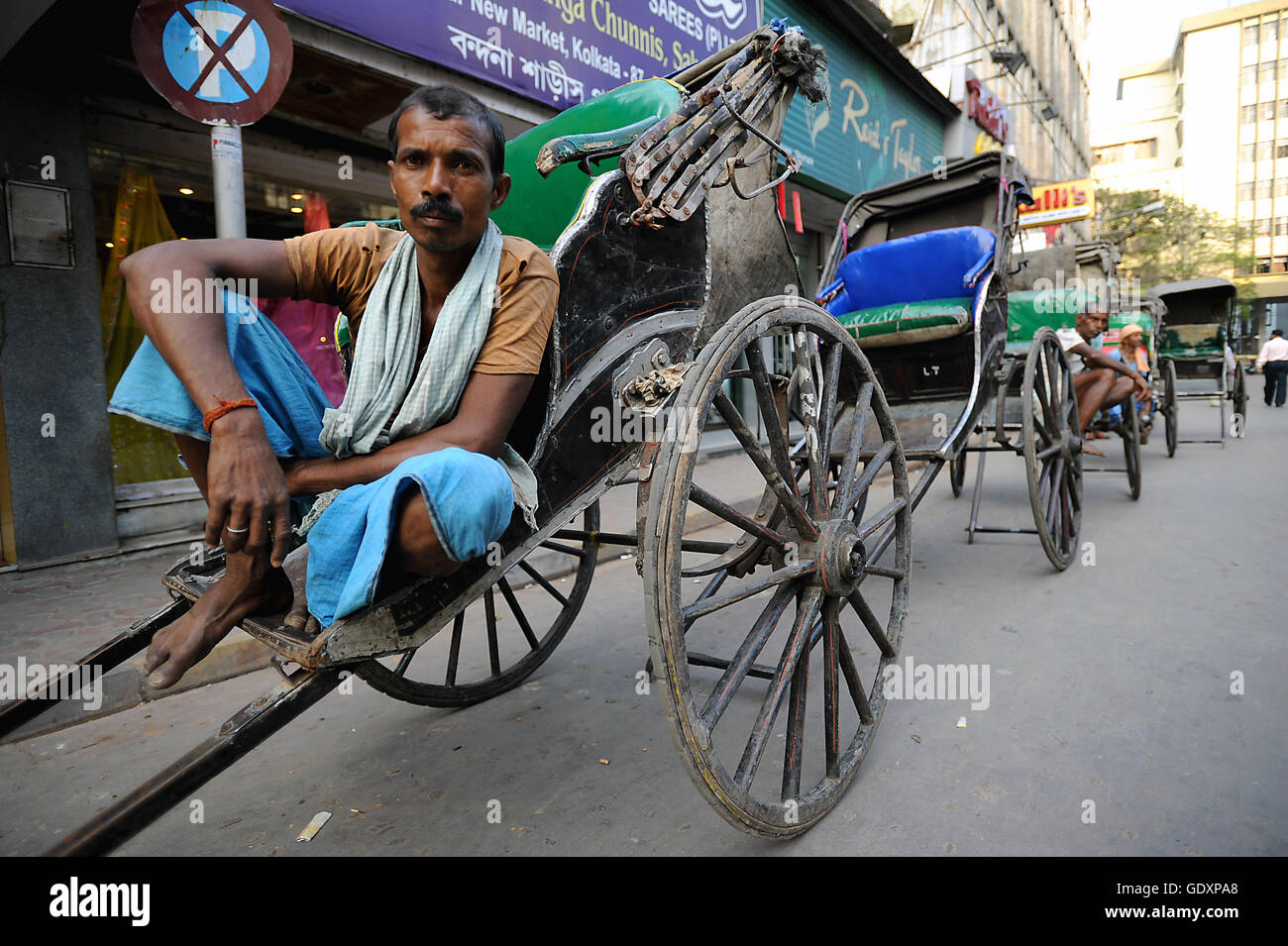 Rickshaw puller in Kolkata Stock Photo Alamy