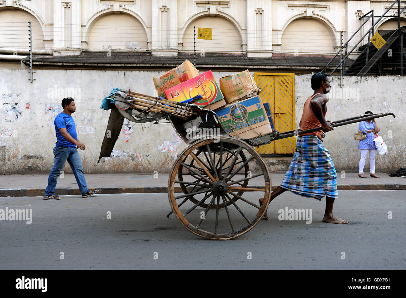 Rickshaw puller in Kolkata Stock Photo Alamy