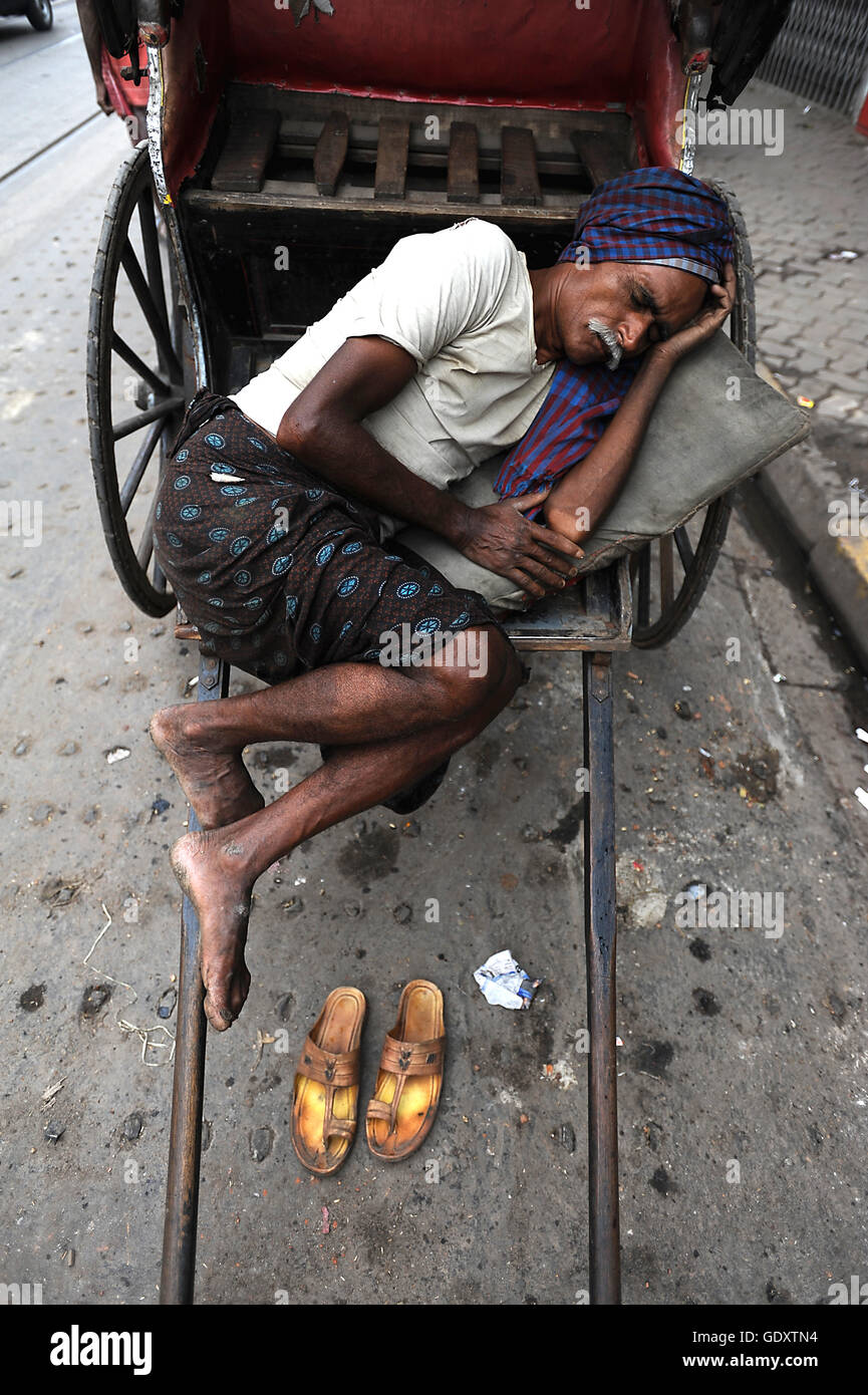 Rickshaw puller sleeping on rickshaw hi-res stock photography and ...