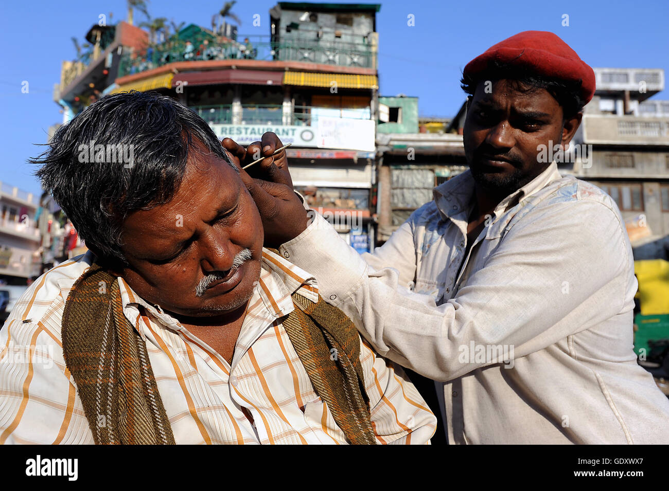 INDIA. Delhi. 2011. Ear cleaner Stock Photo Alamy