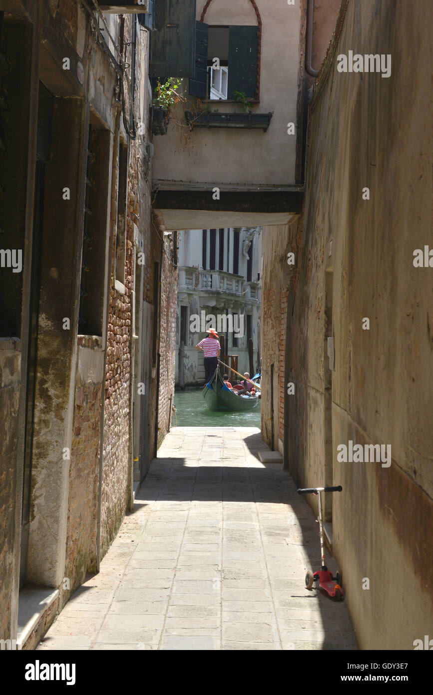 Narrow alleyway venice hi-res stock photography and images - Alamy
