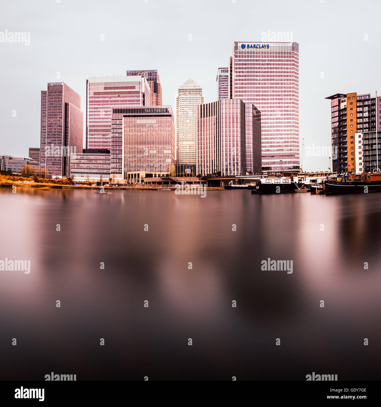 London canary wharf lake hi-res stock photography and images - Alamy