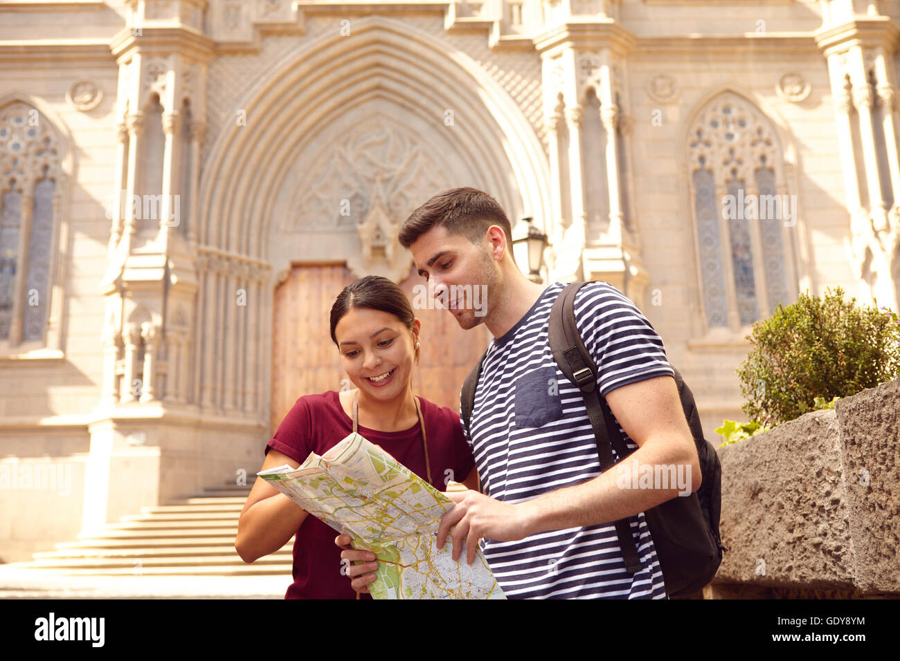 Couple checking tourist map hi-res stock photography and images - Alamy