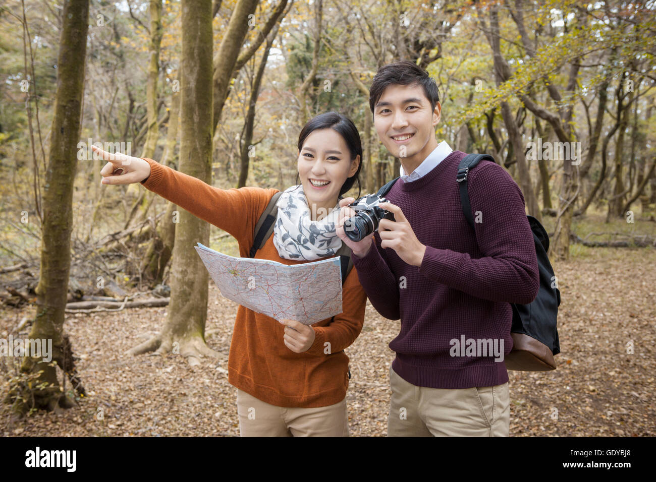 Young couple map hi-res stock photography and images - Alamy