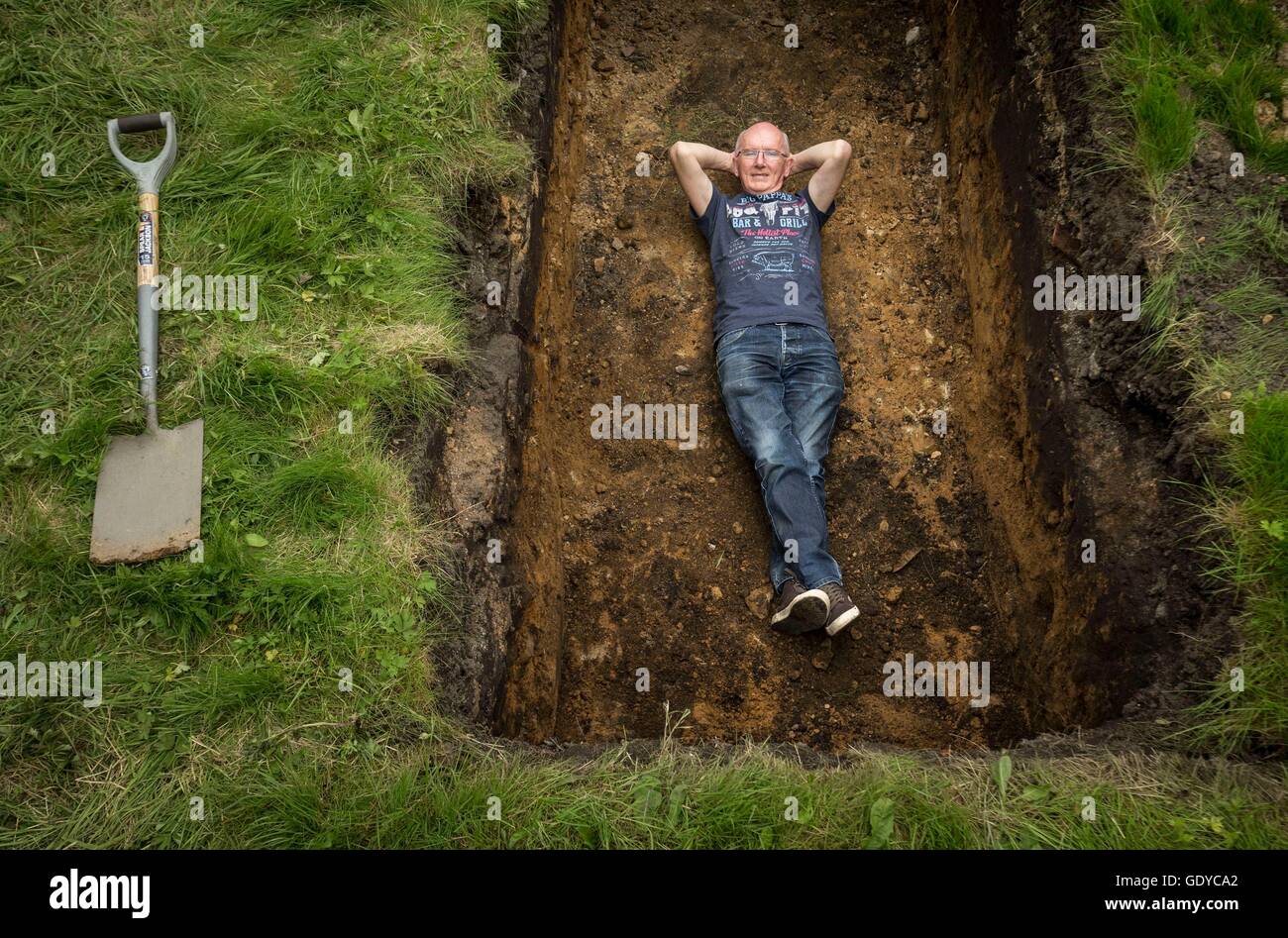 John Edwards in a hole where he plans to be buried alive for 72 hours at the Threeways Centre complex in Halifax. Stock Photo