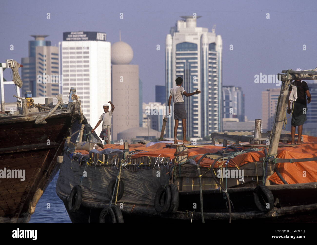 Import und Export Wahre wird im kleinen Hafen am Dubai Creek umgeladen in der Altstadt von Dubai in den Arabischen Emiraten am A Stock Photo