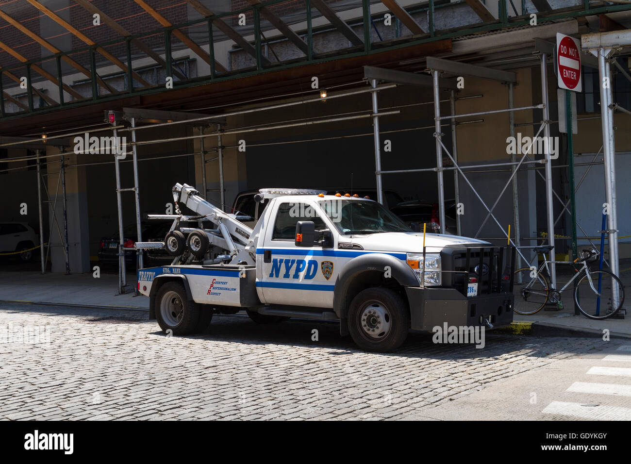Nypd tow truck hires stock photography and images Alamy