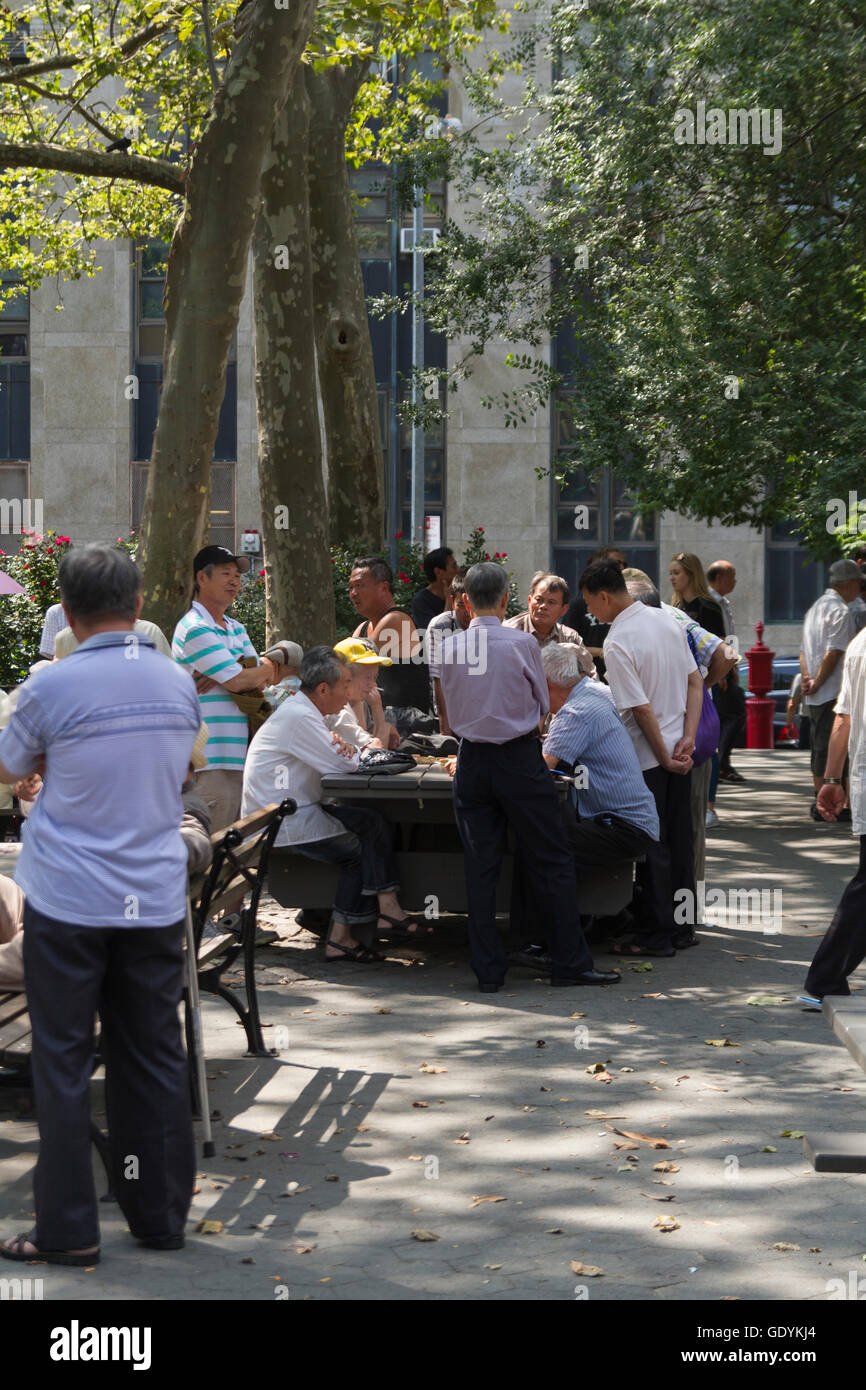 Lunchtime in Columbus Park, Lower Manhattan Stock Photo