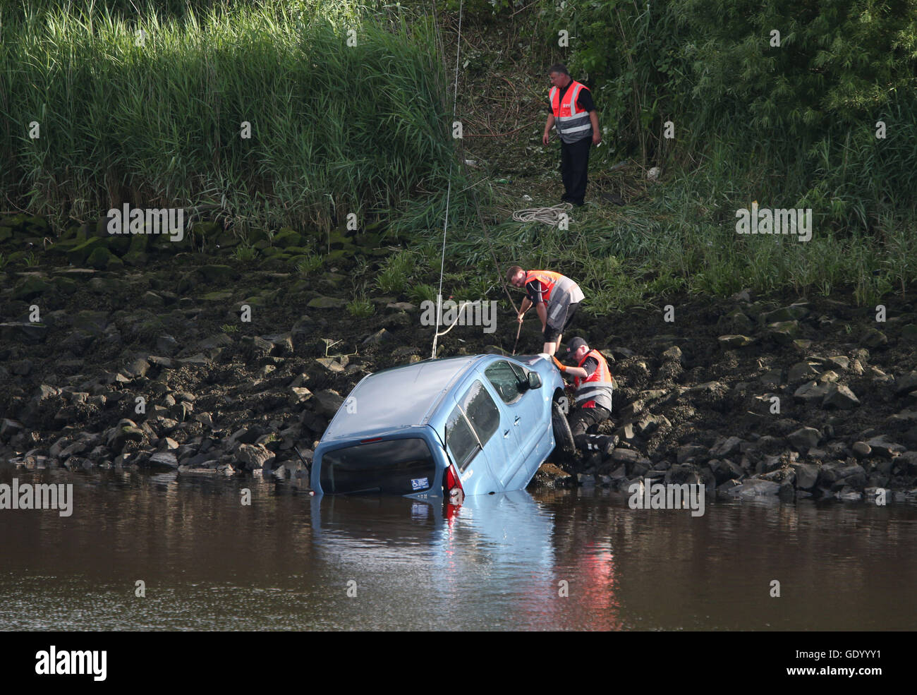 A car being pulled from the River Clyde where a body was recovered ...