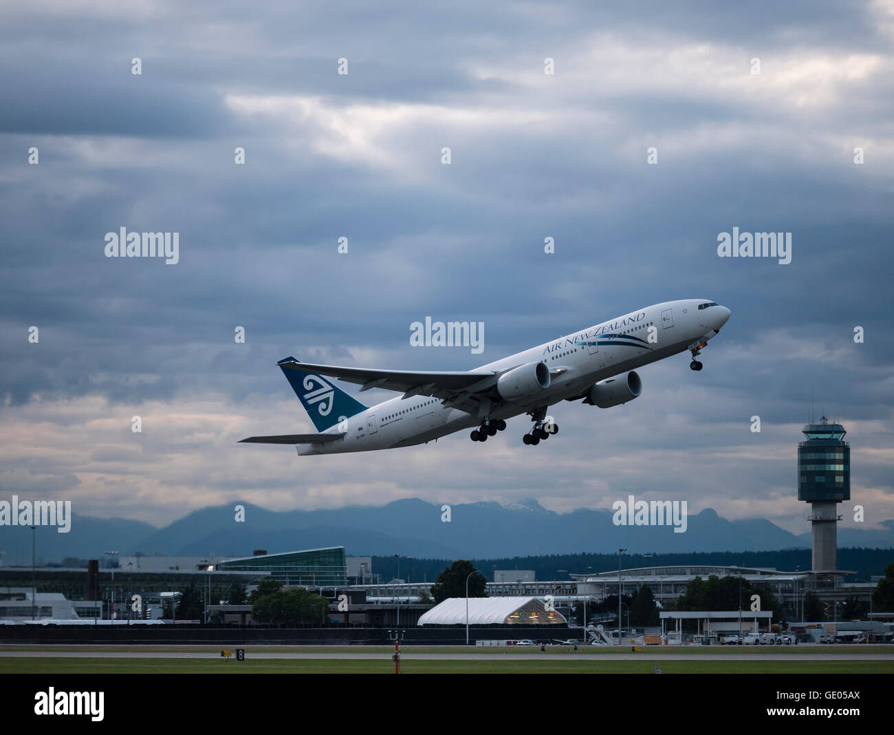 Air New Zealand Boeing 777-200ER ZK-OKF jet airliner Stock Photo