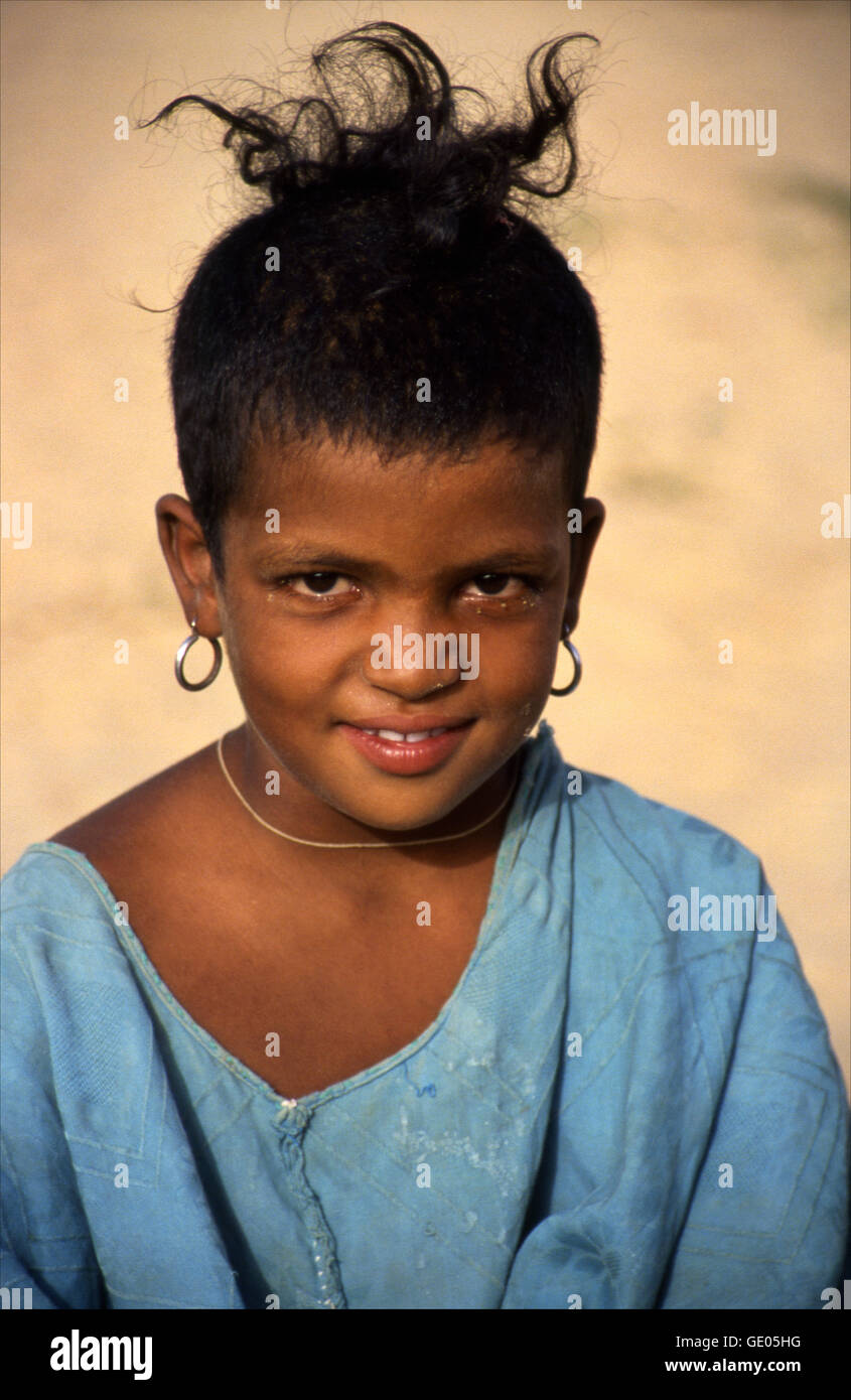 Young Tuareg Girl At A Tuareg Camp In The Sahara Desert Near Timbuktu Stock Photo Alamy