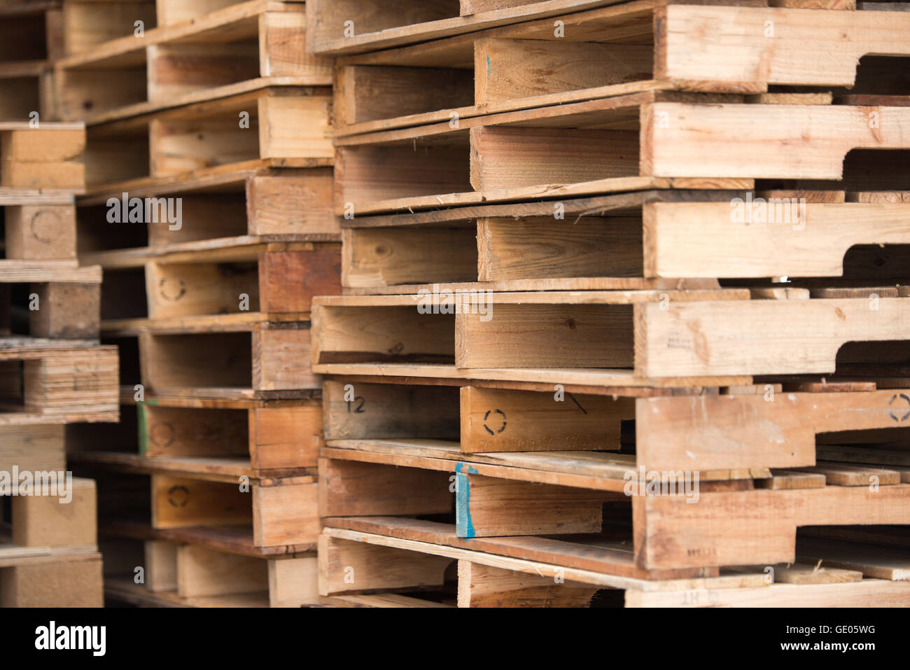 wood pallet stack Stock Photo Alamy