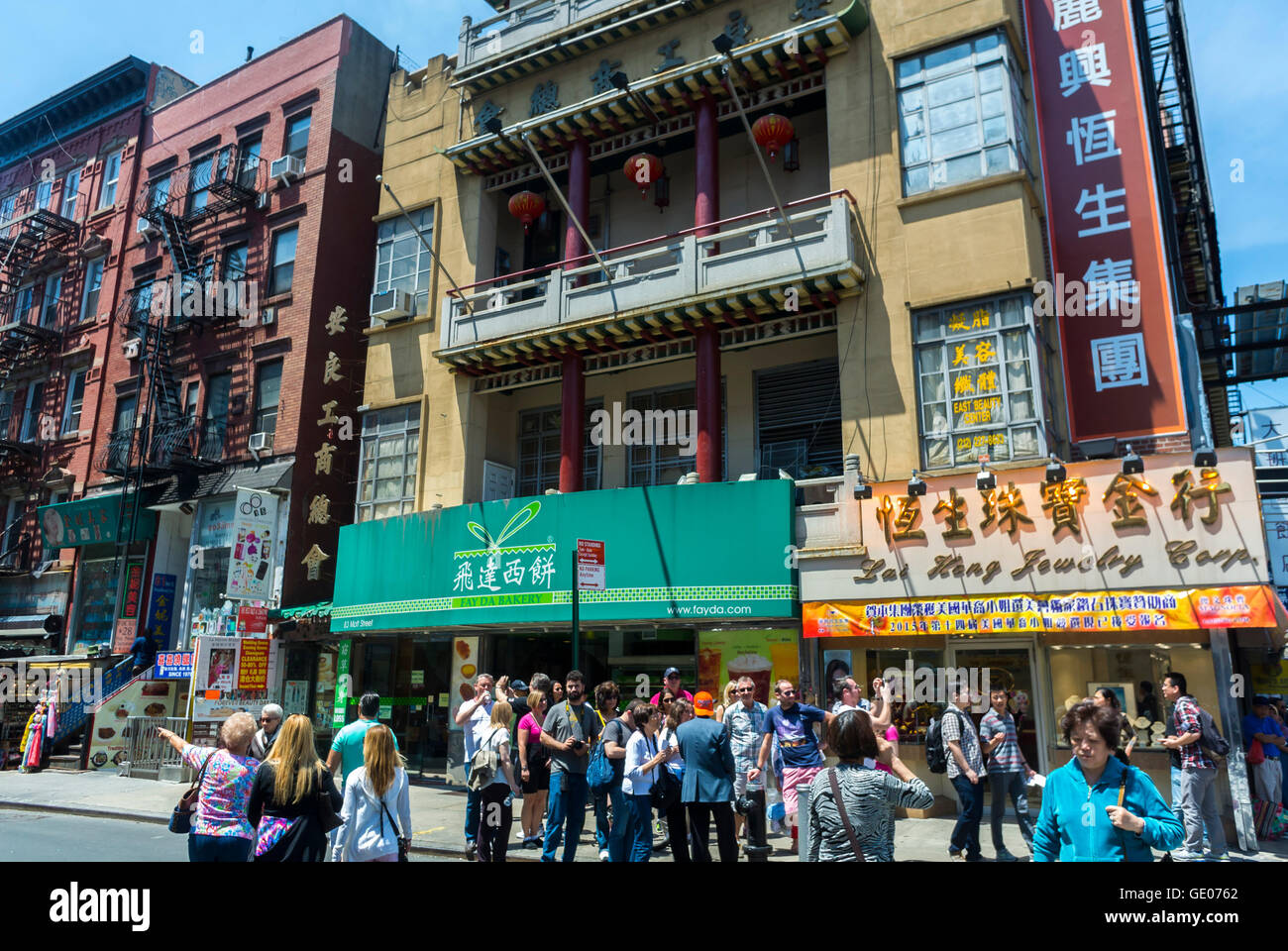 New York City, NY, USA, Large Crowd of Chinese People Walking on Street in Chinatown Neighborhood, Manhattan, poor neighborhood usa tenements, crowded sidewalk new yorkers buildings Stock Photo