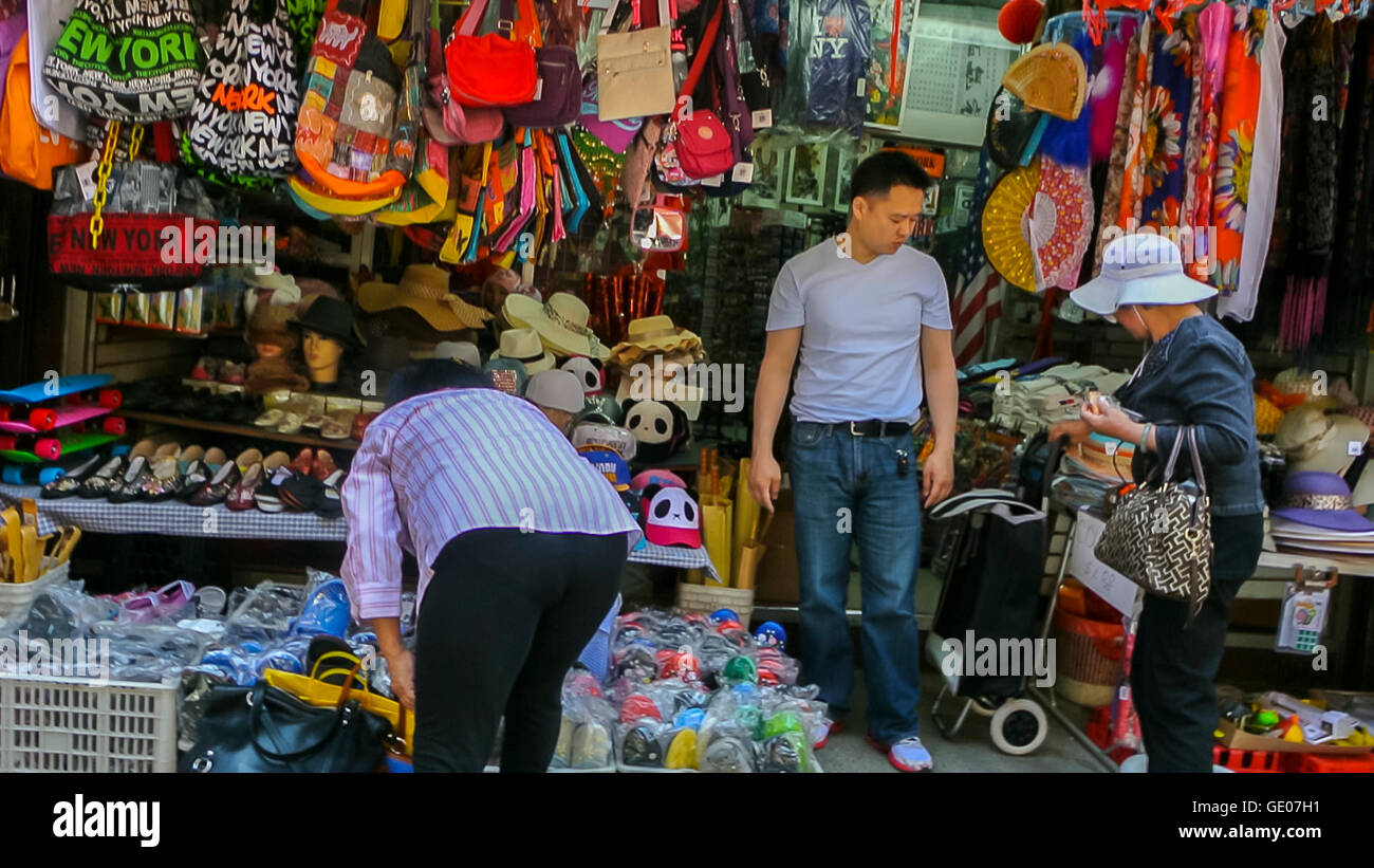 New York City, NY, USA, Chinese People Shopping in Chinatown Neighborhood,  Gift Shop Front Manhattan, immigrant labor Stock Photo - Alamy