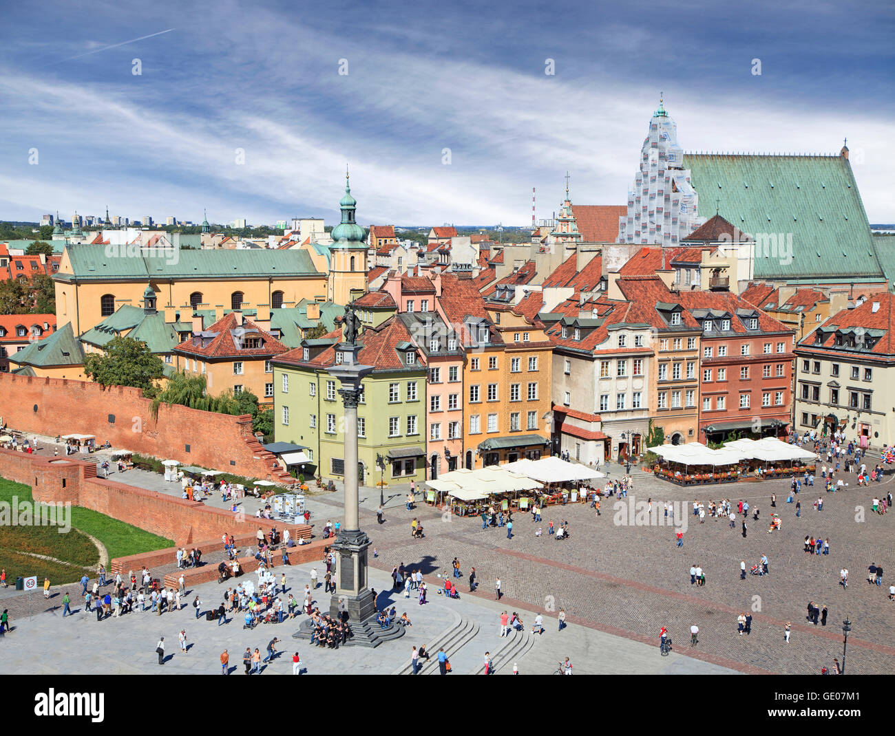 Sigismund's Column on Castle Square filled with tourists in the Old Town in Warsaw. Stock Photo