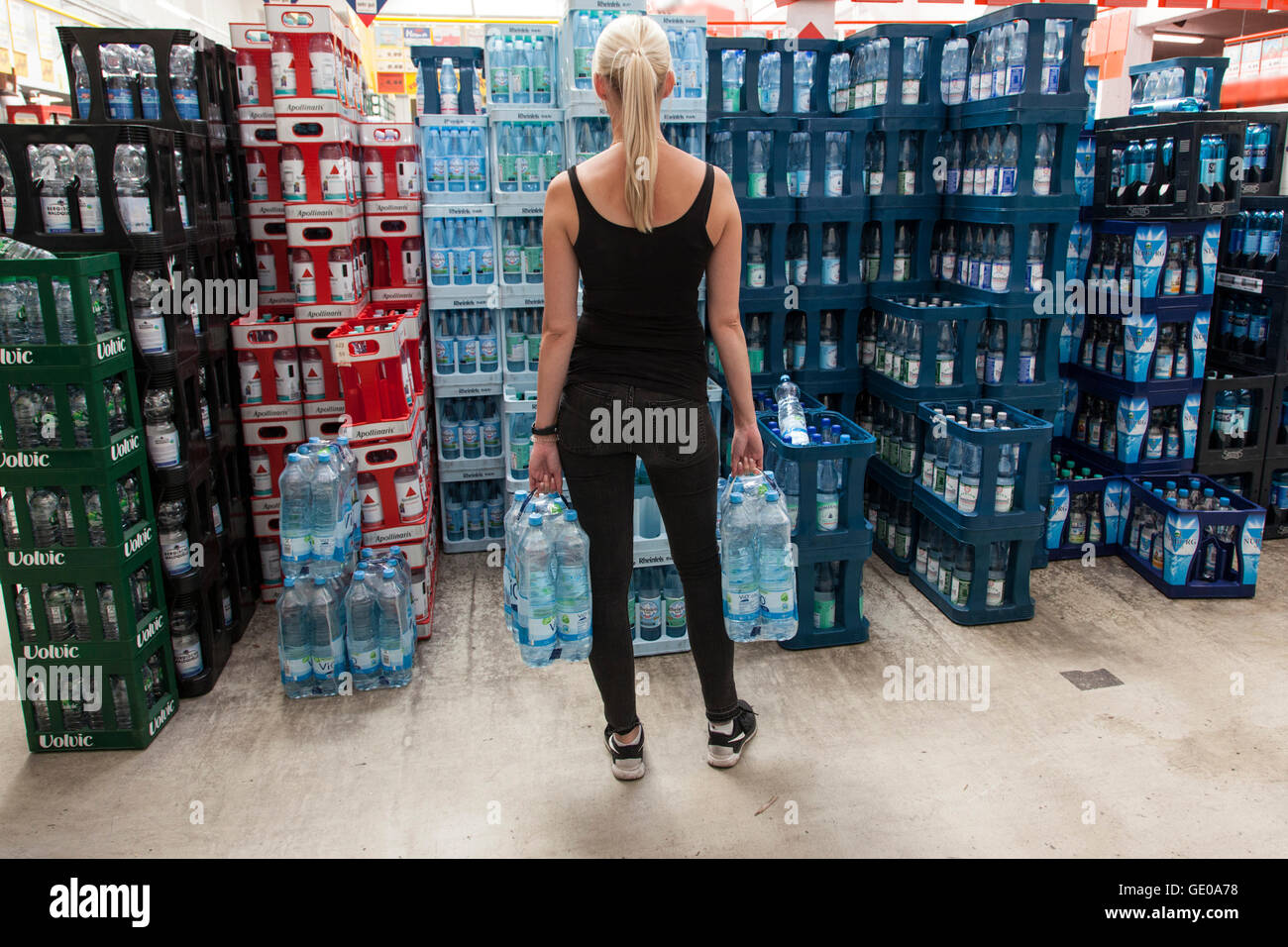 Плохая минеральная вода. Водные спортивные товары. Минеральная вода в 2016 году бутылка. Роскачество картинки. Фото ящика минералки на улице.