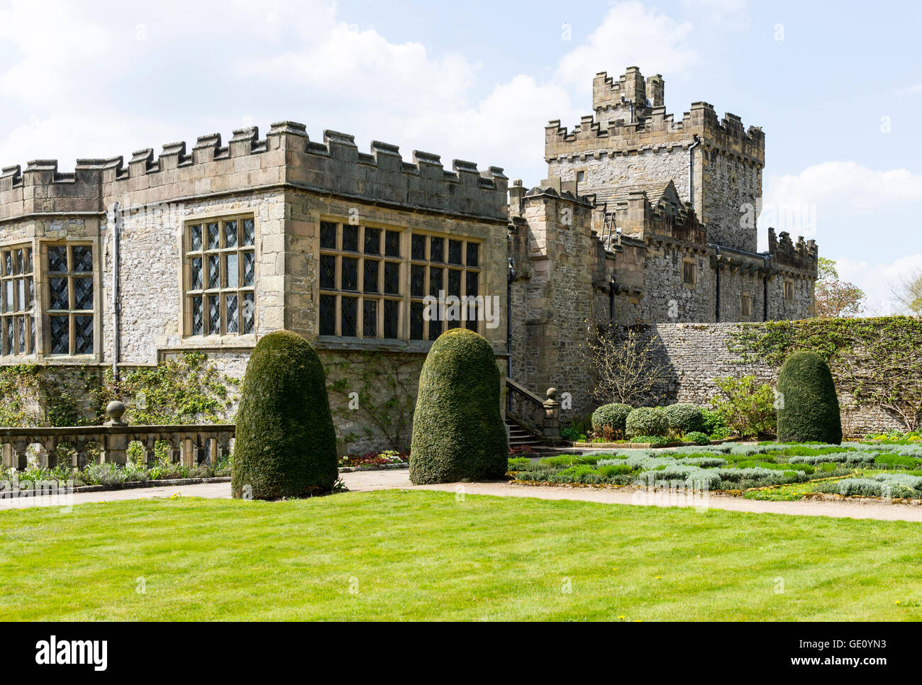 Visiting Haddon Hall in Derbyshire. Derbyshire Elizabethan Heritage ...