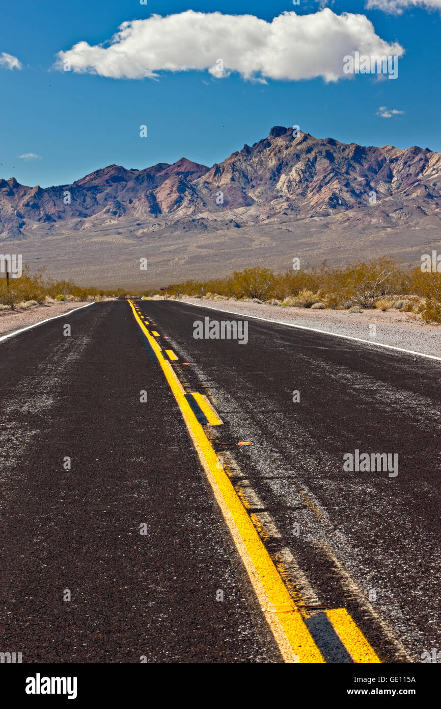 geography / travel, USA, California, Shoshone, Country road leading