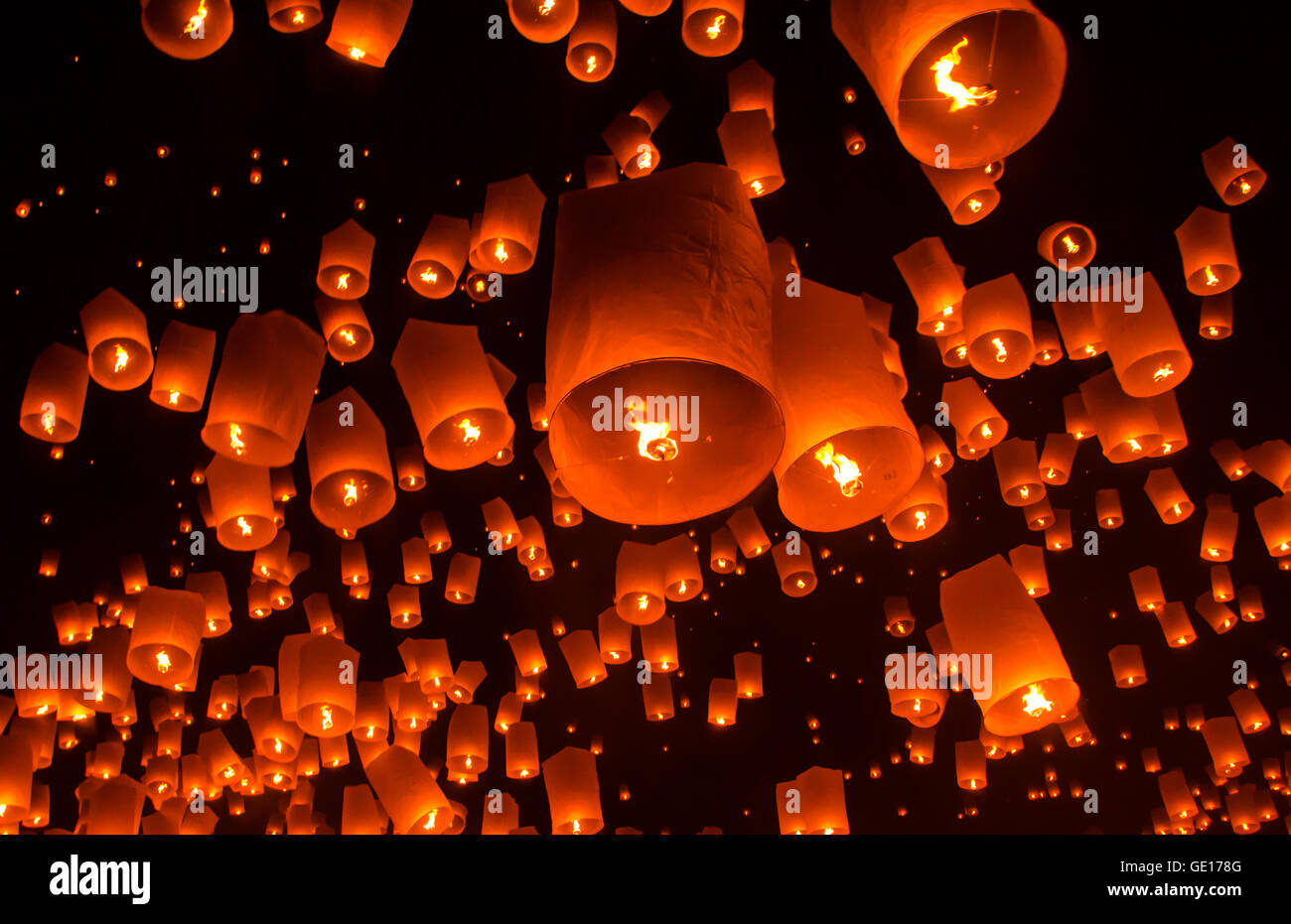 Floating lantern in Yee Peng festival, Buddhist floating lanterns to