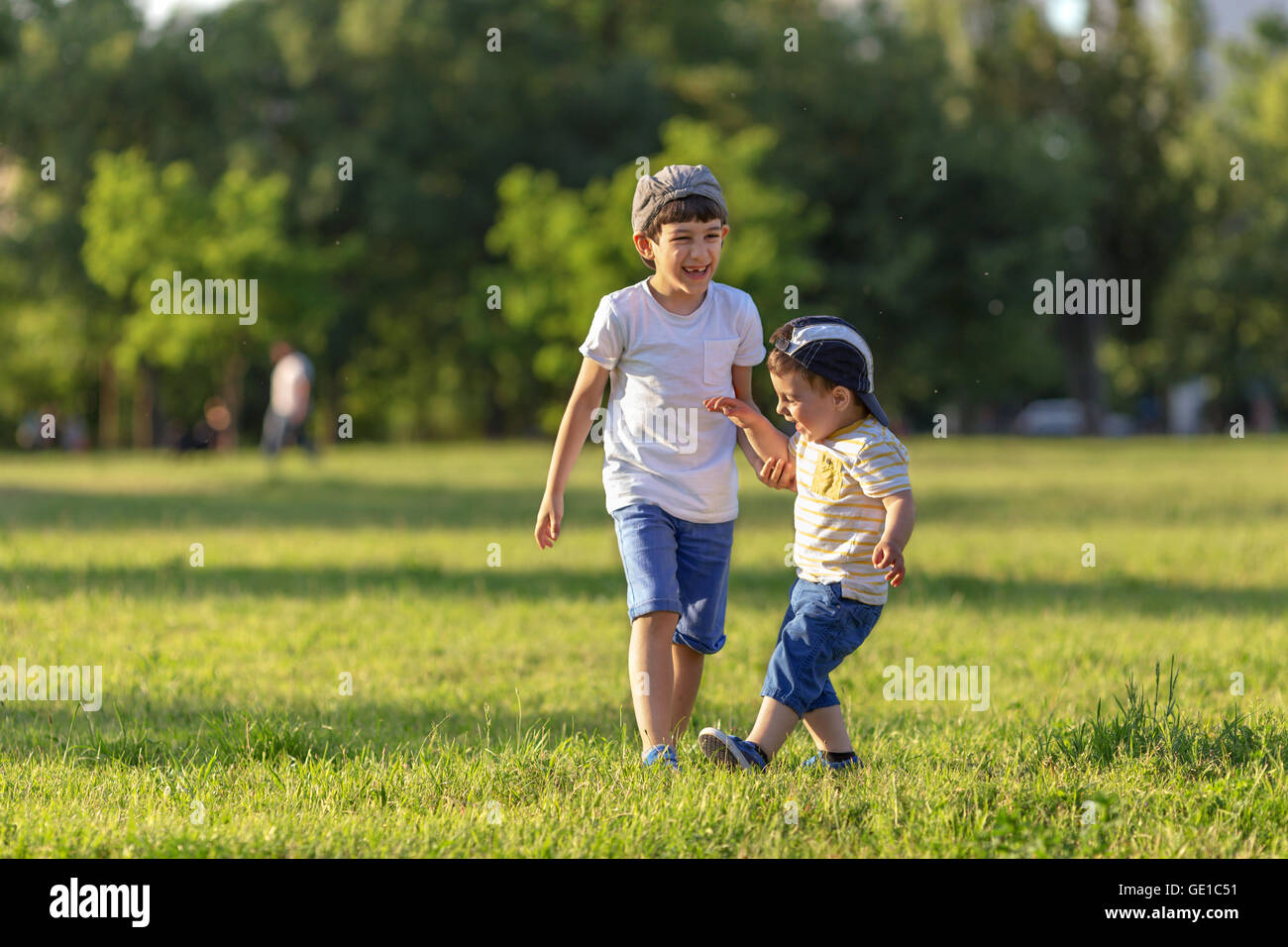 Boys playing park outdoors hi-res stock photography and images - Alamy