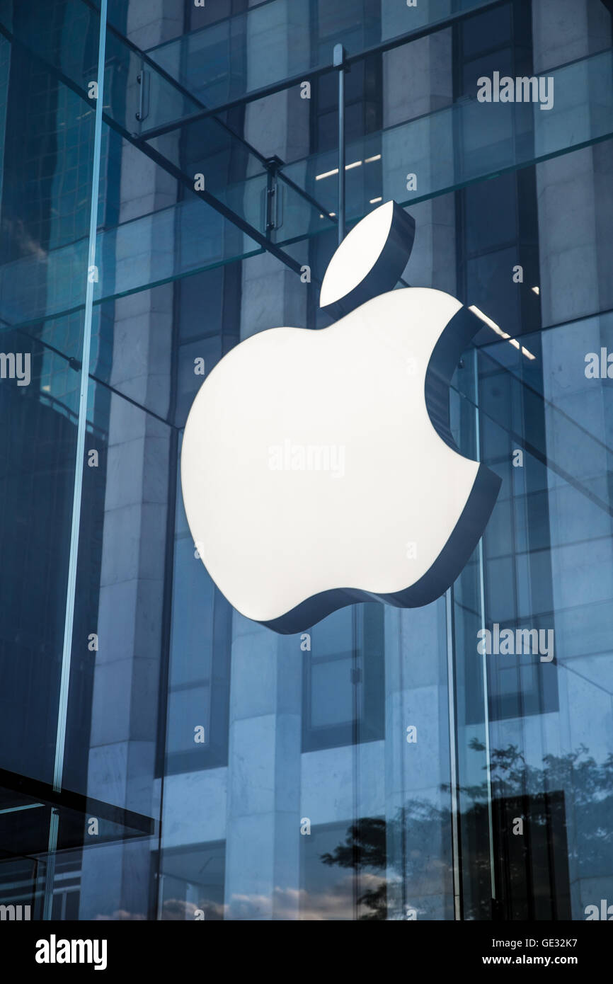 Apple store logo in New York City Stock Photo