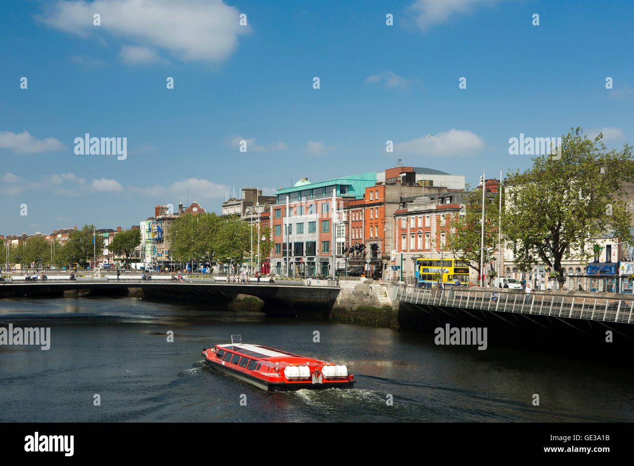 Ireland, Dublin, River Liffey tour boat approaching 2014 Rosie Hackett Bridge Stock Photo