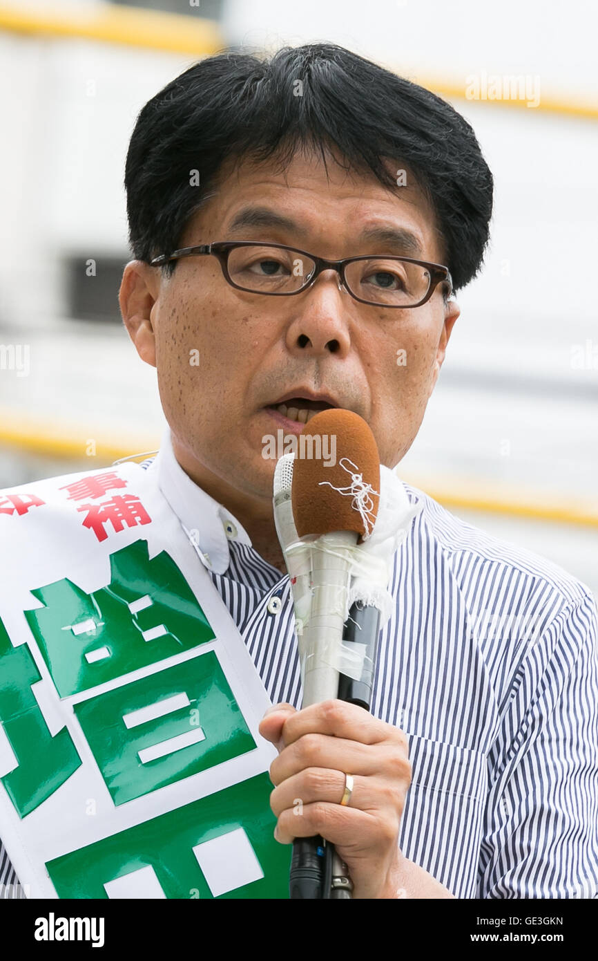 Former Internal Affairs and Communications Minister Hiroya Masuda who is running for Tokyo governor speaks outside Shinjuku Station on July 22, 2016, Tokyo, Japan. Former beach volleyball player Kentaro Asahi who belongs to the Liberal Democratic Party came for Masuda's support. The gubernatorial election will be held on July 31. © Rodrigo Reyes Marin/AFLO/Alamy Live News Stock Photo