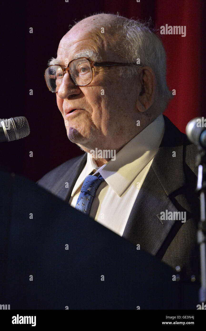 How old was ed asner when he died in 2016 Ed Asner High Resolution Stock Photography And Images Alamy