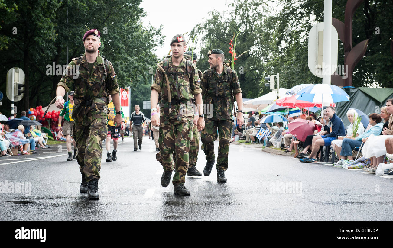 Nijmegen, The Netherlands. 22nd July, 2016. Since it is the world’s biggest multi-day walking event, the Four Days Marches is seen as the prime example of sportsmanship and international bonding between military servicemen and women and civilians from many different countries. The final day of marching crosses Grave, Cuijk, Overasselt and Malden. The rain, thunderstorms, hails and strong winds expected in the Netherlands for the coming hours, caught the Vierdaagse organizers completely off guard. Credit:  Romy Arroyo Fernandez/Alamy Live News Stock Photo