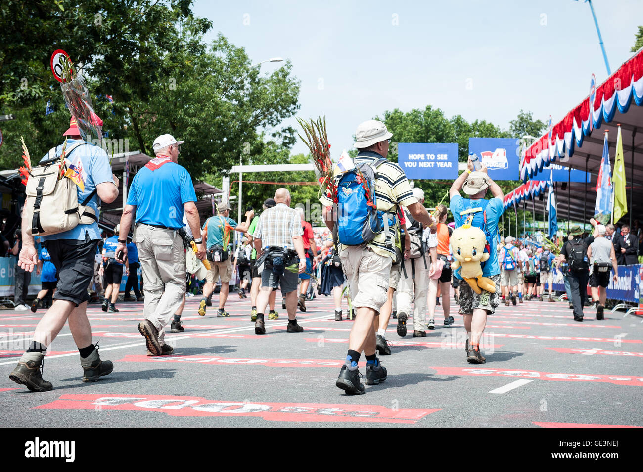 Nijmegen, The Netherlands. 22nd July, 2016. Since it is the world’s biggest multi-day walking event, the Four Days Marches is seen as the prime example of sportsmanship and international bonding between military servicemen and women and civilians from many different countries. The final day of marching crosses Grave, Cuijk, Overasselt and Malden. The rain, thunderstorms, hails and strong winds expected in the Netherlands for the coming hours, caught the Vierdaagse organizers completely off guard. Credit:  Romy Arroyo Fernandez/Alamy Live News Stock Photo