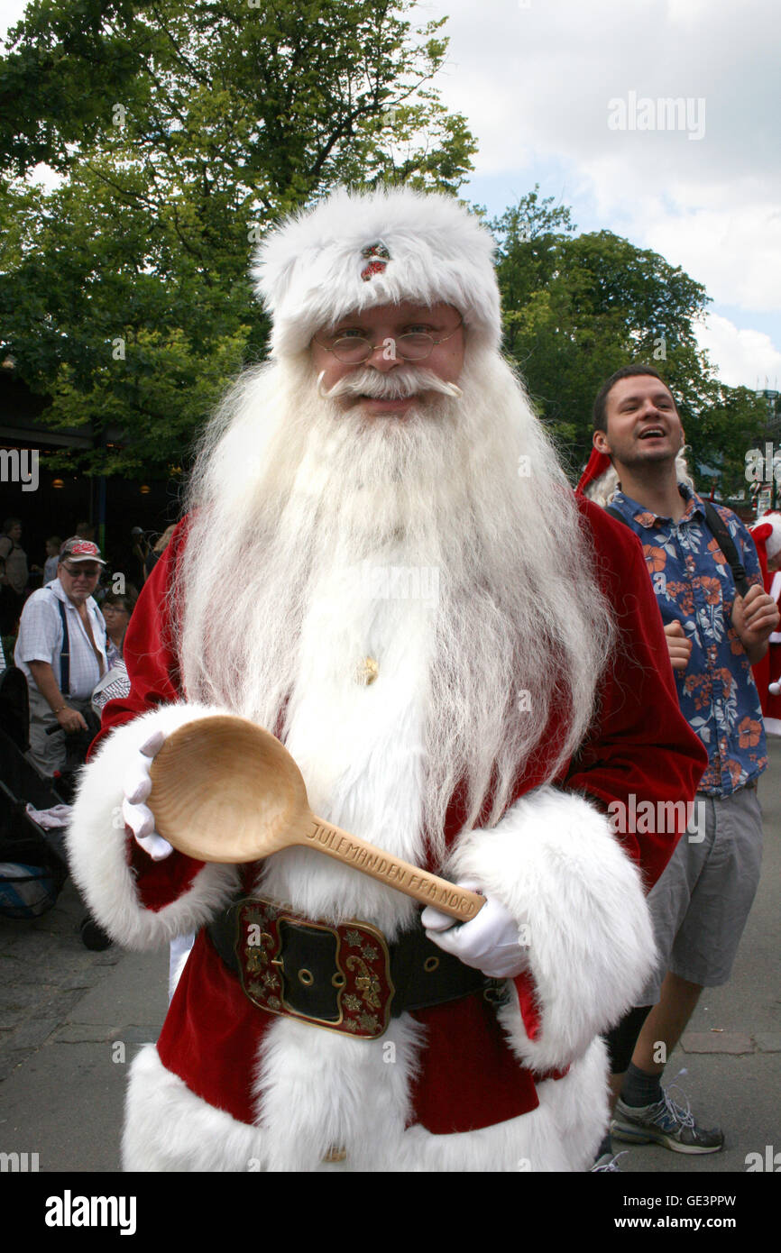 copenhagen-denmark-20th-july-2016-this-santa-claus-wearing-a-traditional-GE3PPW.jpg