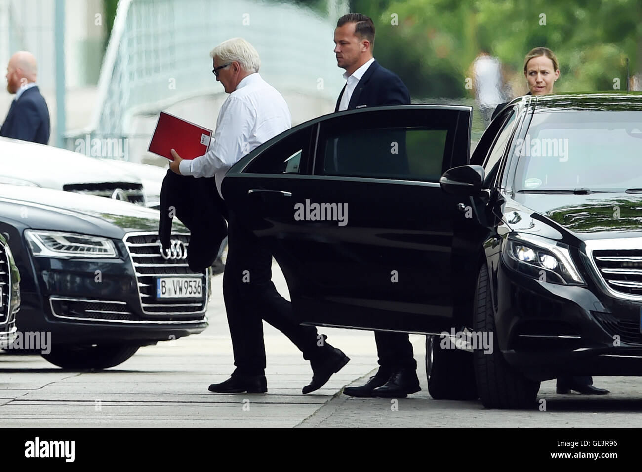 Berlin, Germany. 23rd July, 2016. Foreign Minister Frank-Walter Steinmeier (m, SPD) arrives for emergency talks on the security situation at the federal chancellery in Berlin, Germany, 23 July 2016. After an attack in Munich interior minister de Maizière (CDU) has ordered flags at half-mast throughout Germany. An 18-year-old German-Iranian had killed nine people and himself in Munich on Friday evening. The background and motive of the attack remain unclear. PHOTO: Maurizio Gambarini/dpa/Alamy Live News Stock Photo
