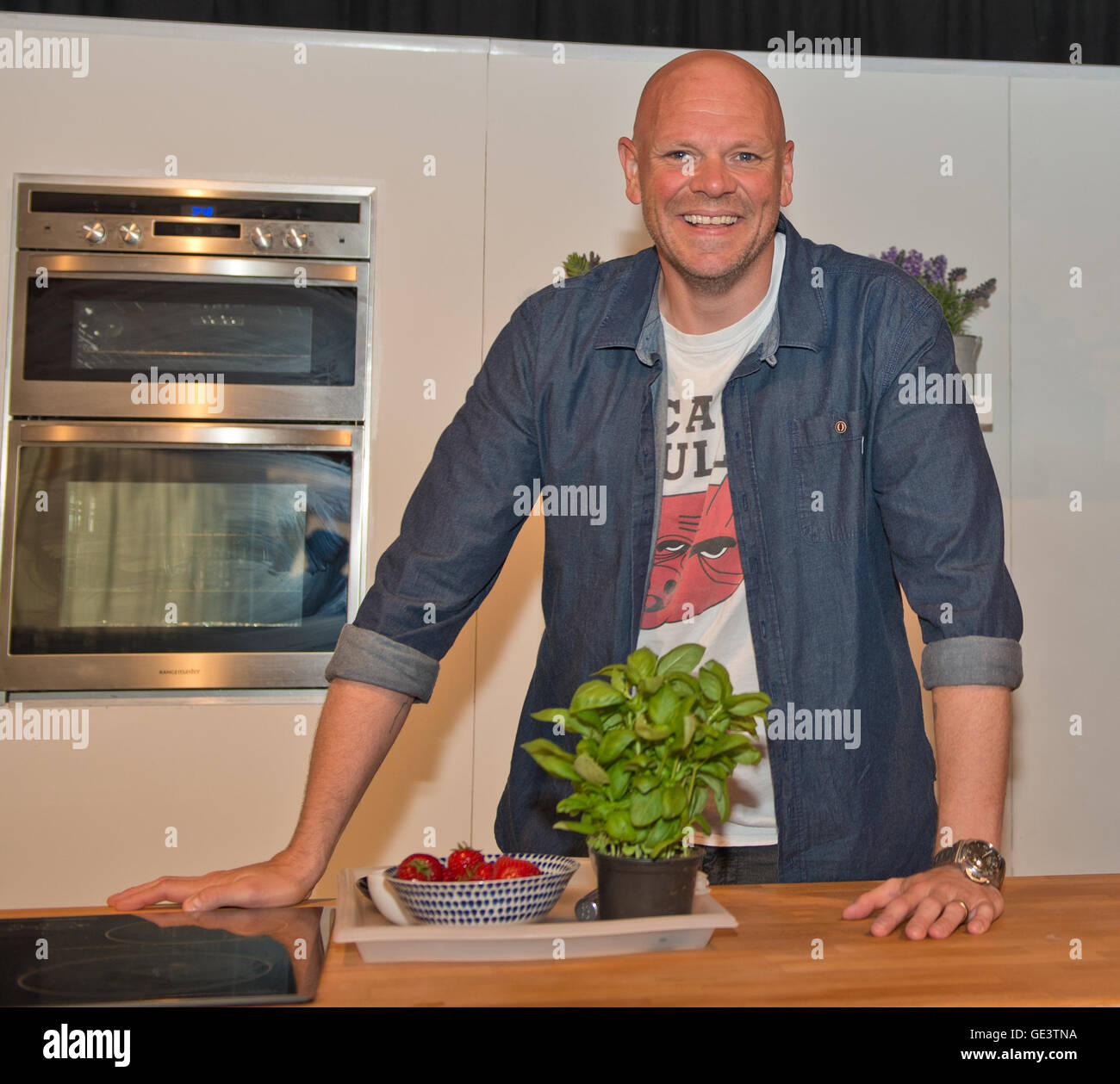 Gloucester, UK. 23rd July, 2016. Gloucester Quays Food Festival.Celebrity Chef Tom Kerridge doing a cooking demonstration at the 2016 Gloucester Quays Food Festival. Date 23/07/2016 Ref: Credit:  charlie bryan/Alamy Live News Stock Photo