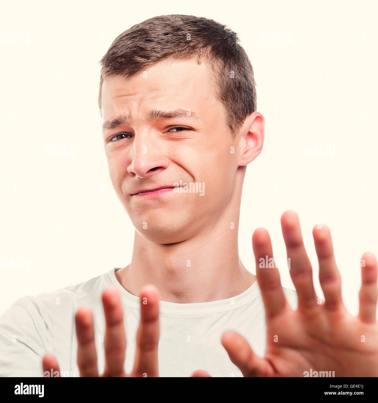 Неприятные эмоции. Отвращение эмоция. Мужчина вызывает отвращение. Недовольный человек. Отвращение к мужчинам.