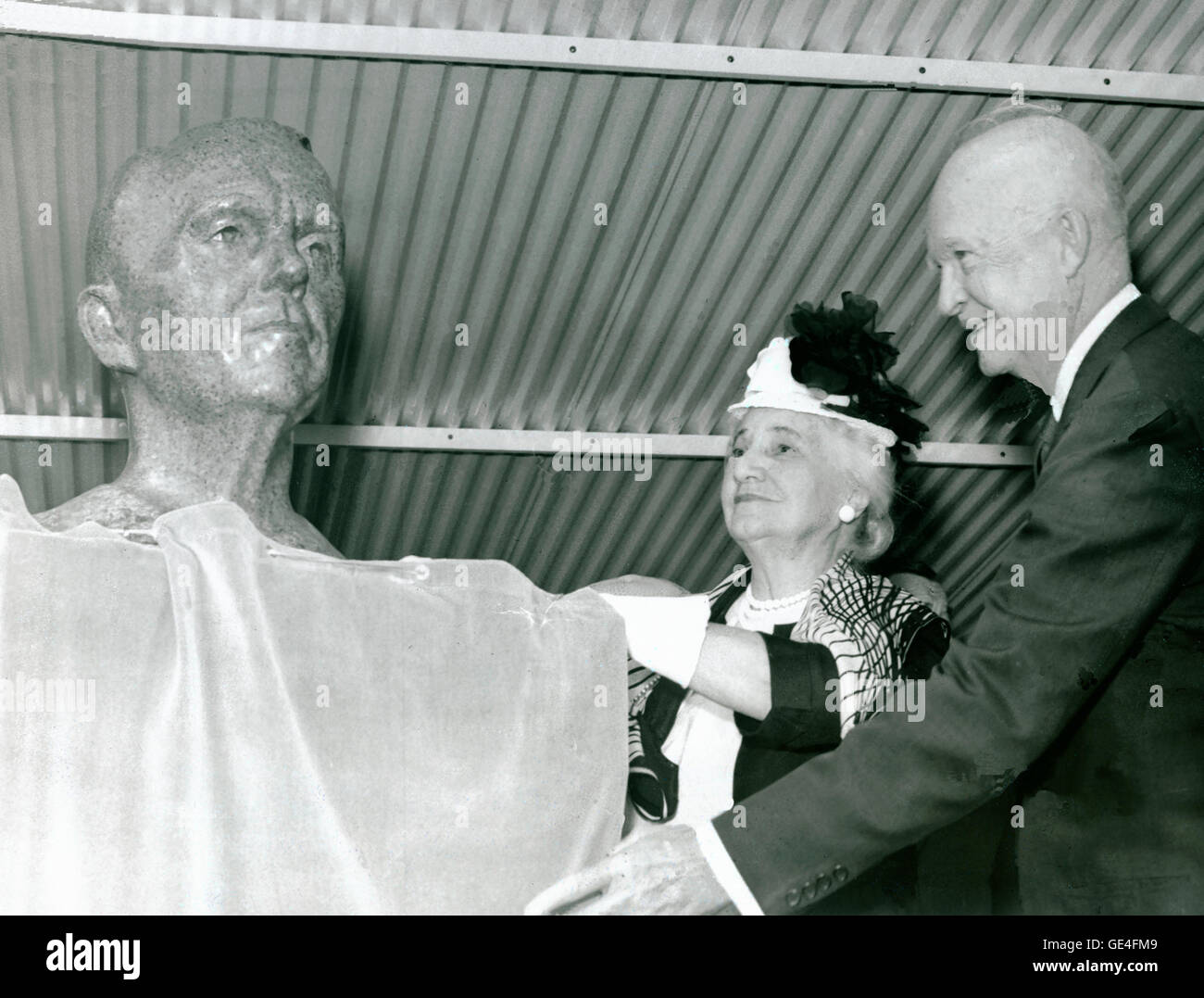 President Dwight D. Eisenhower and Mrs. George C. Marshall unveil the bronze bust of General George C. Marshall during the dedication ceremony of the Marshall Space Flight Center (MSFC) in Huntsville, Alabama, on September 8, 1960. On October 21, 1959, President Eisenhower directed the transfer of personnel from the Redstone Arsenal's Army Ballistic Missile Agency Development Operations Division to the National Aeronautics and Space Administration (NASA). A new field installation of NASA was designated as George C. Marshall Space Flight Center (MSFC), and its complex was formed within the boun Stock Photo