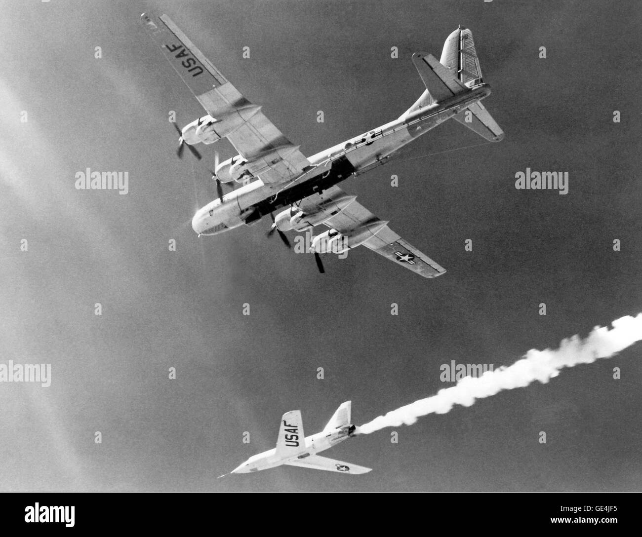 The Bell Aircraft Company X-2 (46-674) drops away from its Boeing B-50 mothership in this photo. Lt. Col. Frank &quot;Pete&quot; Everest piloted 674 on its first unpowered flight on August 5 1954. He made the first rocket-powered flight on November 18, 1955. Everest made the first supersonic X-2 flight in 674 on April 25, 1956, achieving a speed of Mach 1.40. In July, he reached Mach 2.87, just short of the Mach 3 goal.   Image # : E-2820  Date: Circa 1957 Stock Photo