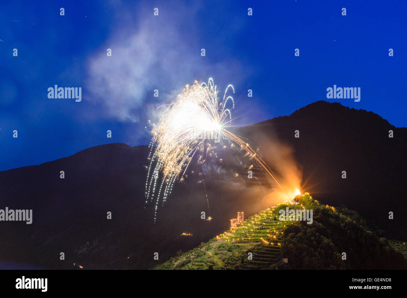 Spitz an der Donau: 1000 bucket Mountain and the castle ruin Hinterhaus during the midsummer festival with torches in the vineya Stock Photo