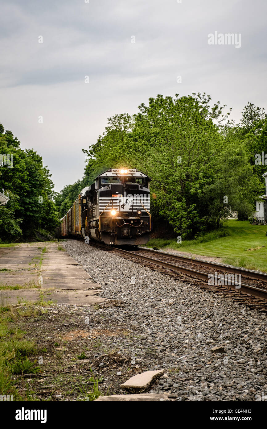 Norfolk Southern EMD SD70M2 No 2069, passing Boyce, Virginia Stock Photo Alamy
