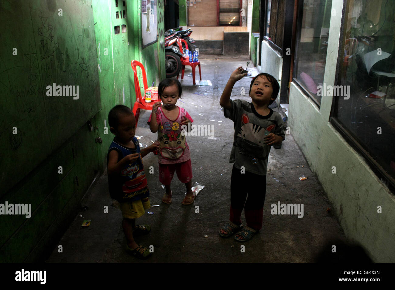 Children play bubbles in the slums near Kam traditional markets. Based on data from child protection task force, as many as 85 million children in Indonesia are still living in a not feasible environment. (Photo by Tubagus Aditya Irawan / Pacific Press) Stock Photo