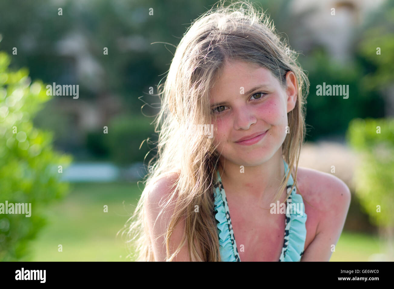 Smiling portrait of beautiful girl in garden Stock Photo - Alamy