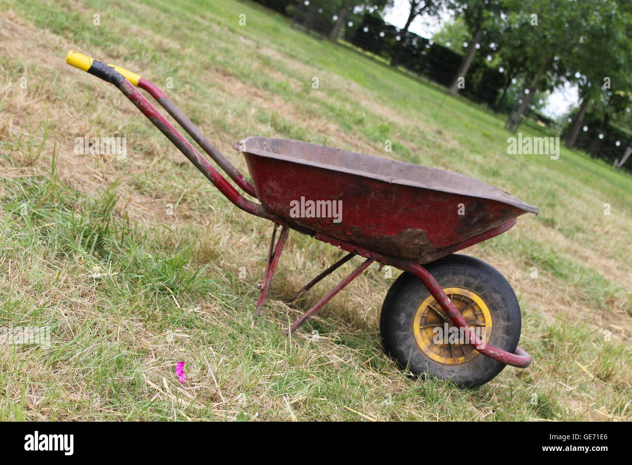 Traditional wheelbarrow outlet